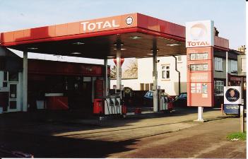 The garage and off-license on the west side of Shelford Road, numbers 158 to 150. Photo: Andrew Roberts, 27 January 2008.